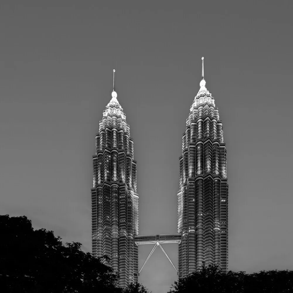 Fotokunst von Christian Janik: Petronas Towers in Malaysia bei Nacht