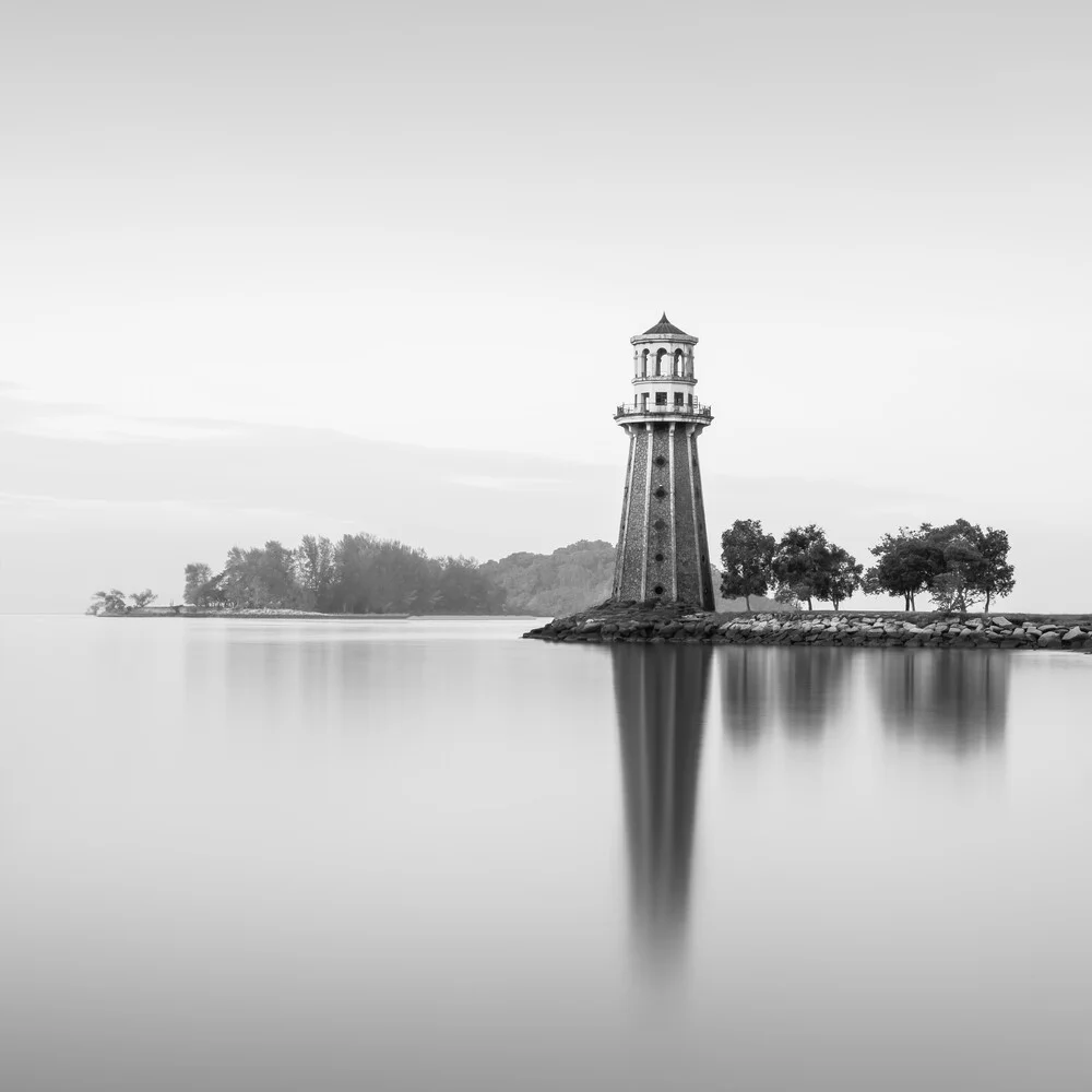Fotokunst von Christian Janik: Langkawi Leuchtturm mit Reflexion im Wasser