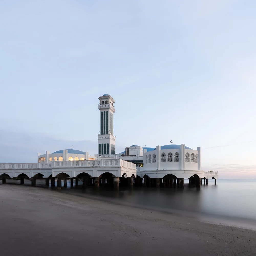 Fotokunst von Christian Janik: schwimmende Moschee in Malaysia bei Sonnenuntergang.