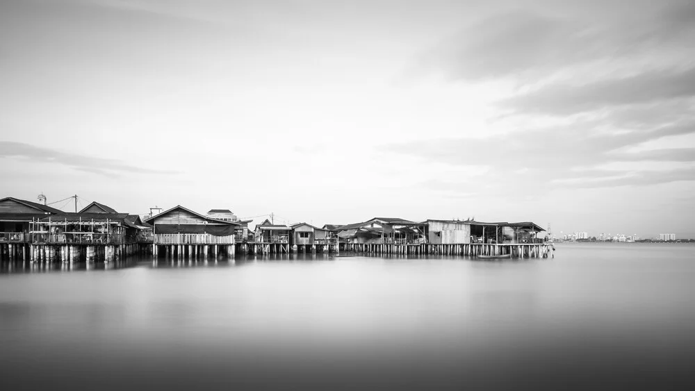 Fotokunst: farbenfrohe Stege in Penang, Malaysia, unter einem klaren Himmel