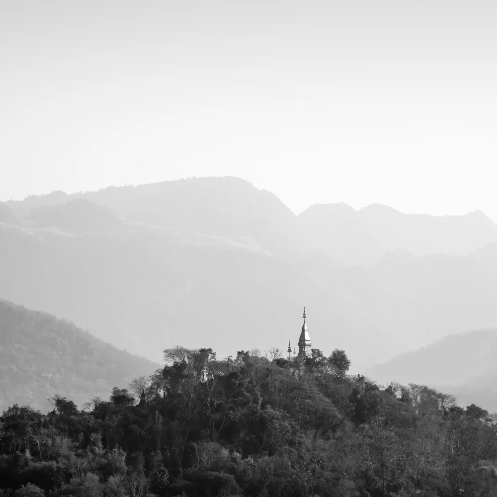 Fotokunst von Christian Janik: Blick auf den Phousi-Hügel in Laos mit Tempel.