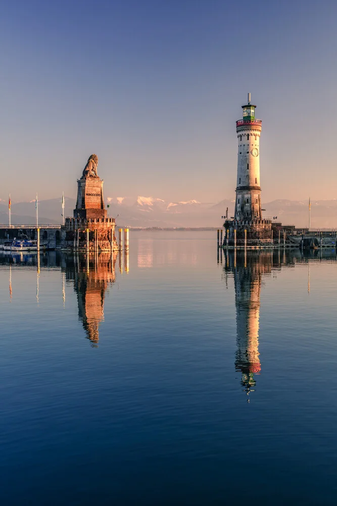 Fotokunst von Achim Thomae: Leuchtturm am Bodensee bei Sonnenuntergang.