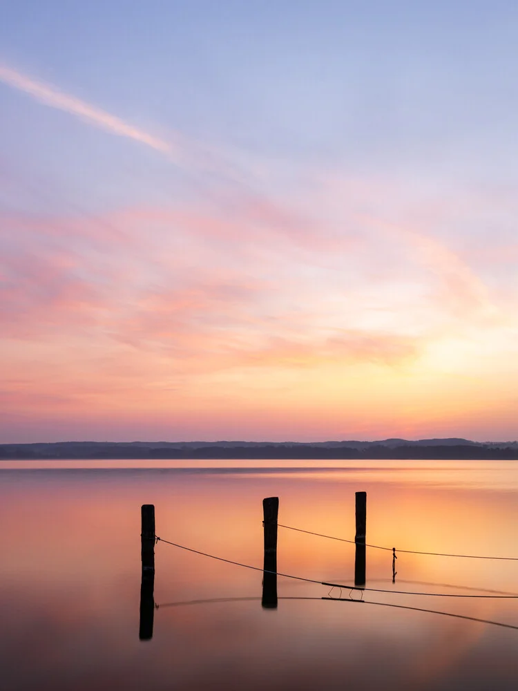 Sonnenaufgang am See, Deutschland – Fotokunst von Nils Steiner als Poster oder Acrylglasbild