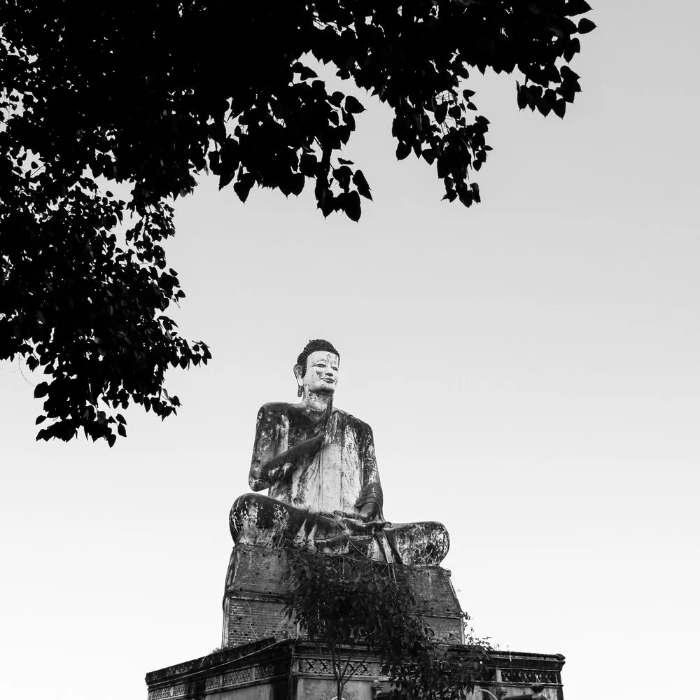 Fotokunst von Christian Janik: Buddha-Statue in ruhiger Umgebung