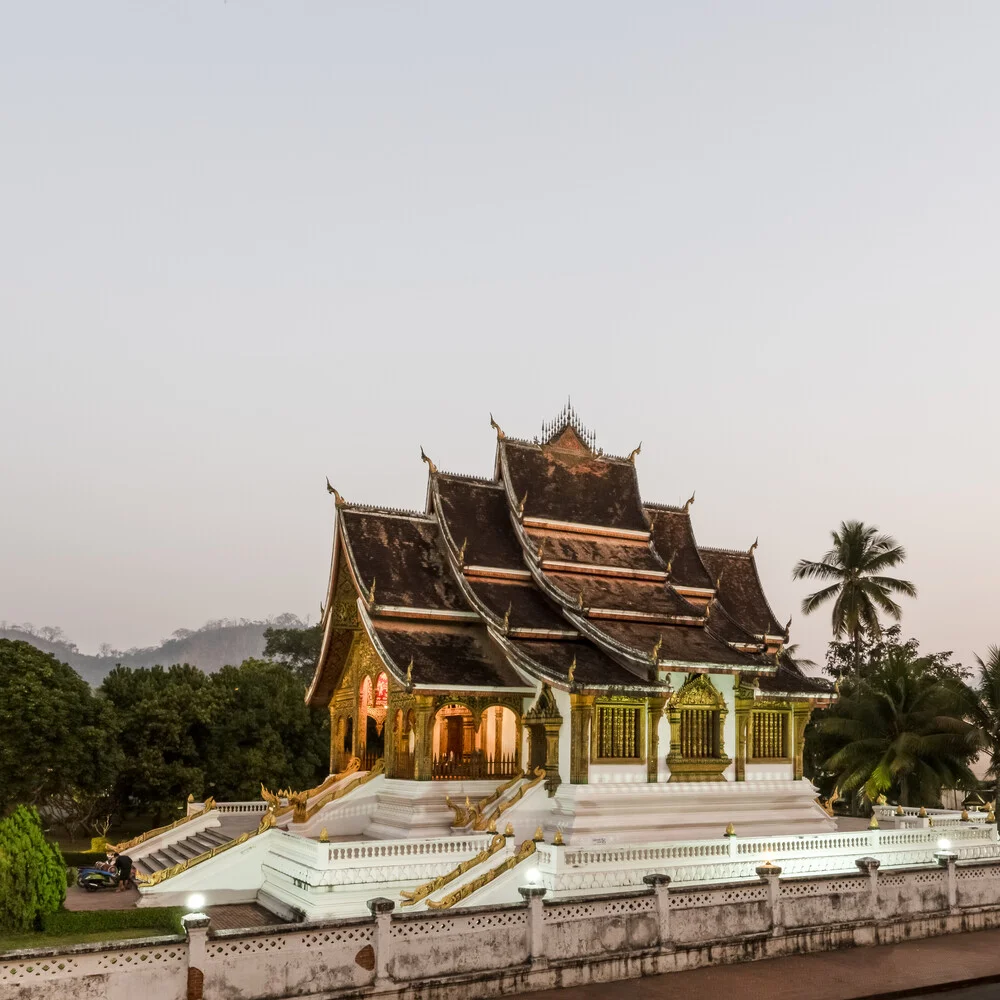 Fotokunst von Christian Janik: ruhiger Tempel in Laos umgeben von Natur