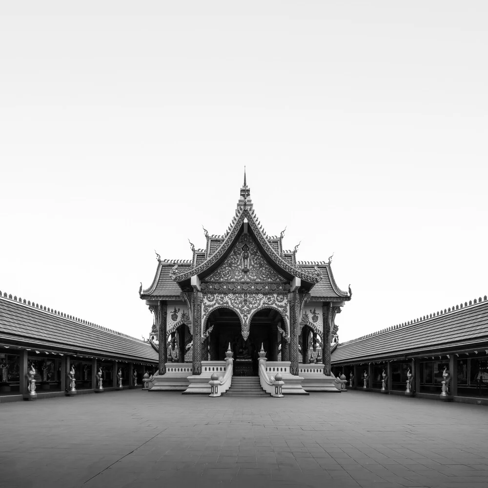 Fotokunst von Christian Janik: ruhiger Tempel in Vientiane, Laos, umgeben von Bäumen.