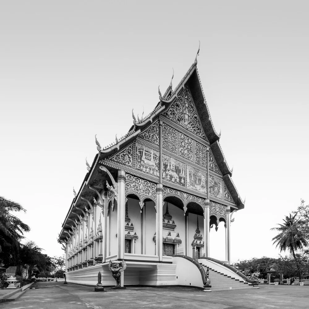 Fotokunst: ruhiger Tempel in Luang Prabang, Laos, umgeben von üppigem Grün