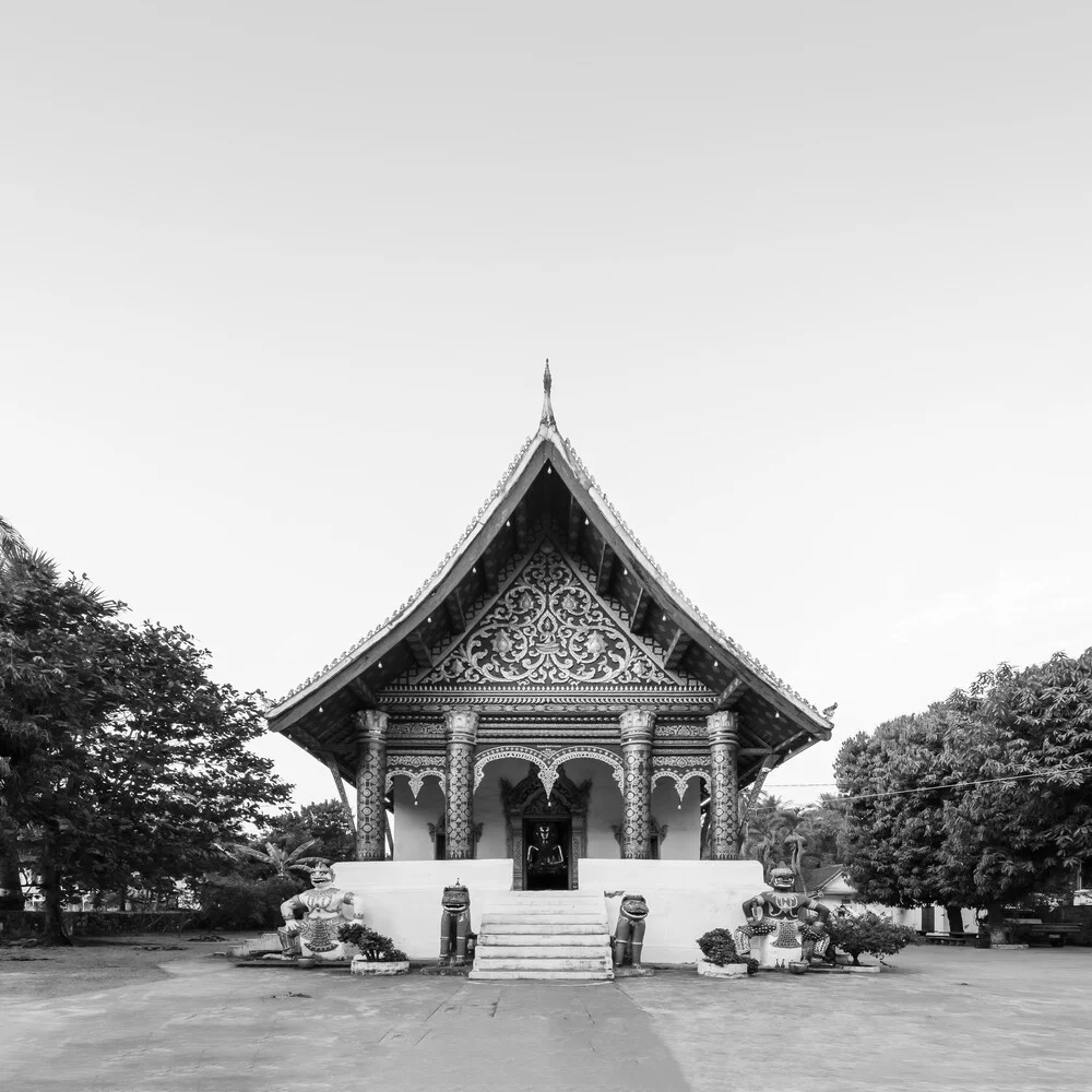 Fotokunst von Christian Janik: friedlicher Tempel in Laos umgeben von üppiger Natur