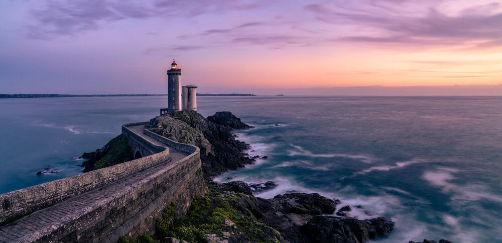Fotokunst von Achim Thomae: Leuchtturm Le Petit Minou bei Sonnenuntergang an der Küste