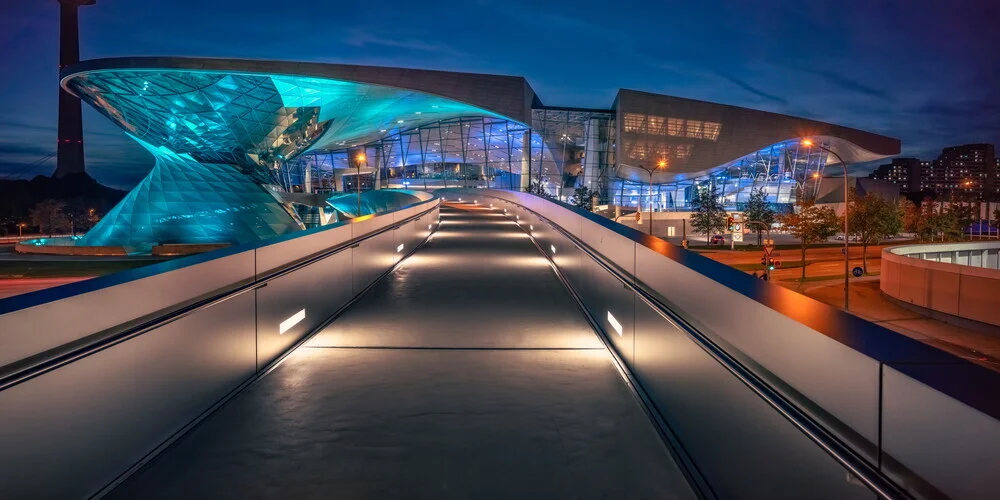 Fotokunst: beleuchtete Architektur der BMW Welt in München bei Nacht