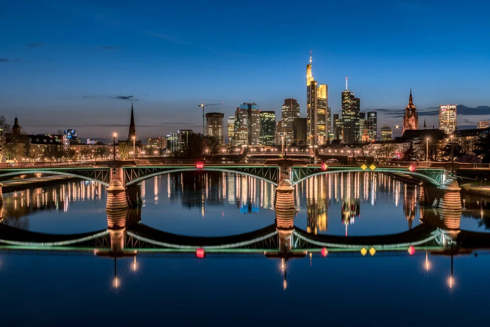 Fotokunst von Achim Thomae: Skyline von Frankfurt am Main bei Sonnenuntergang