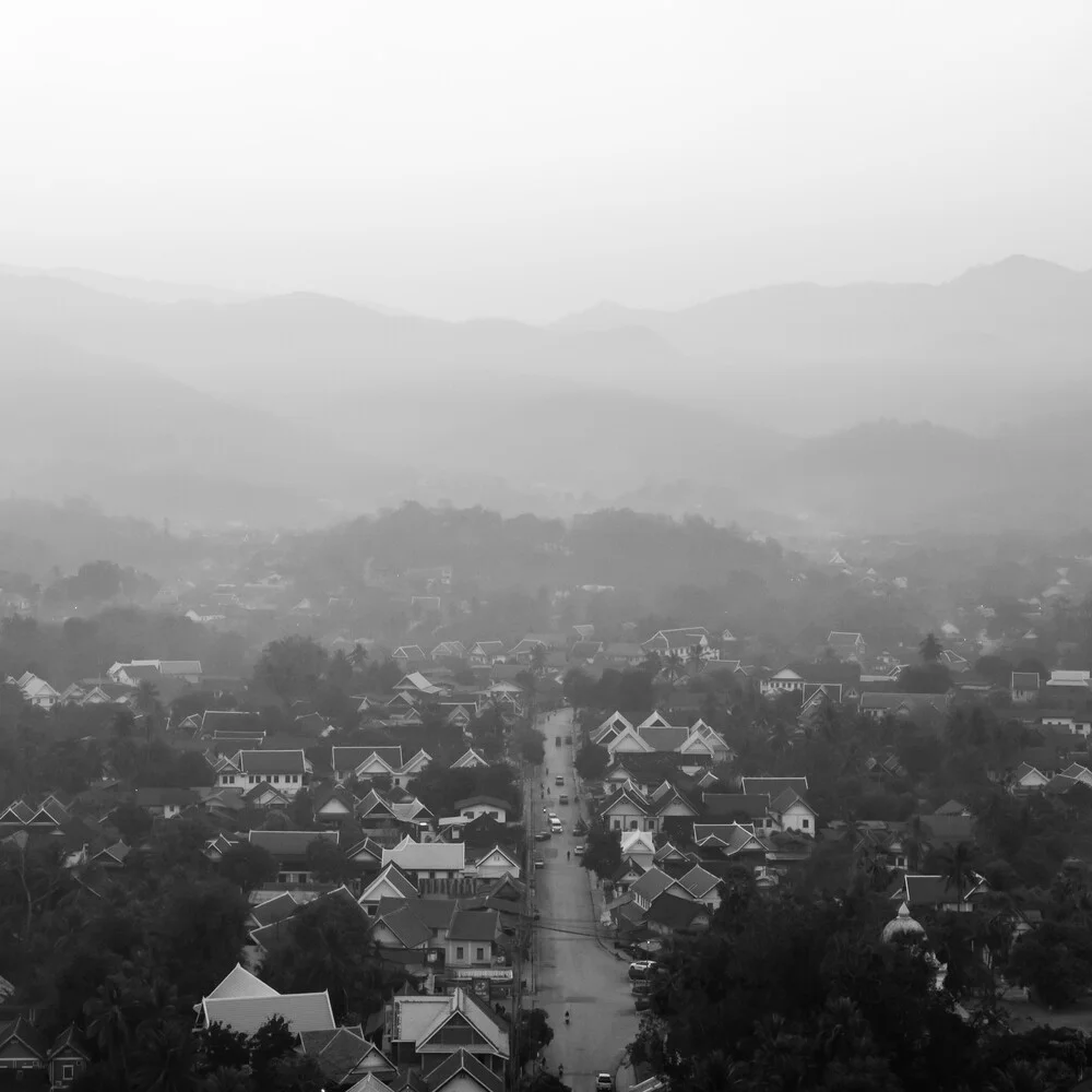 Fotokunst von Christian Janik: ruhige Landschaft mit Tempel in Luang Prabang
