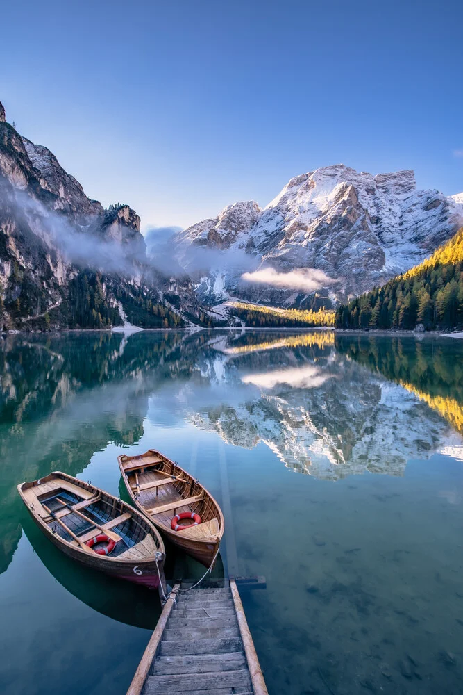 Fotokunst von Achim Thomae: ruhiger Pragser Wildsee mit Holzboot und herbstlicher Stimmung
