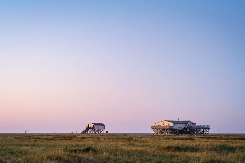 Morgendämmerung in Sankt Peter-Ording, Deutschland – Fotokunst von Martin Wasilewski als Poster oder Acrylglasbild