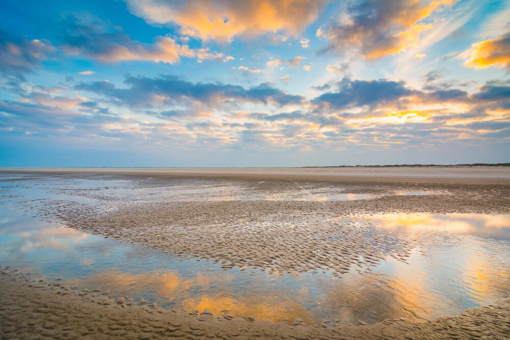 Sonnenaufgang in Sankt Peter-Ording, Deutschland – Fotokunst von Martin Wasilewski als Poster oder Acrylglasbild