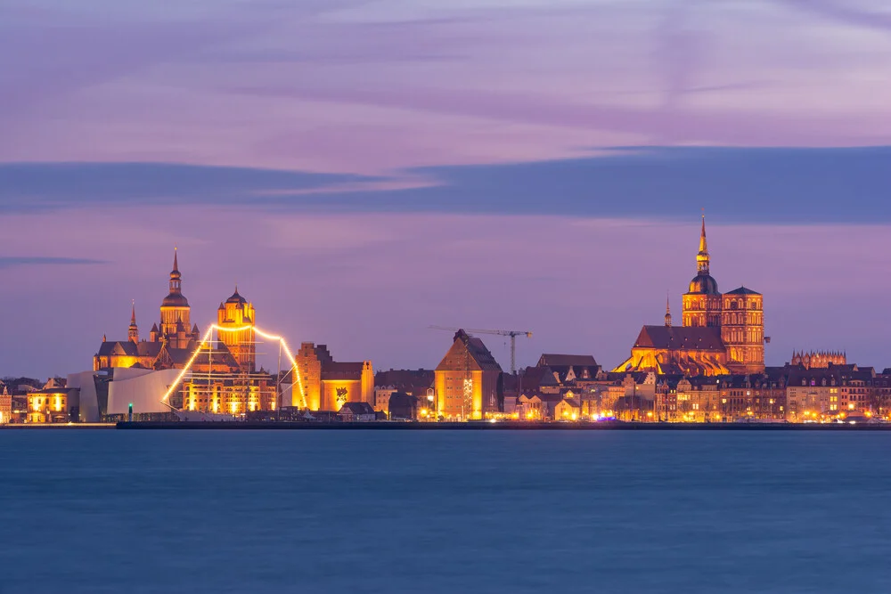 Stralsund am Abend, Deutschland – Fotokunst von Martin Wasilewski als Poster oder Acrylglasbild