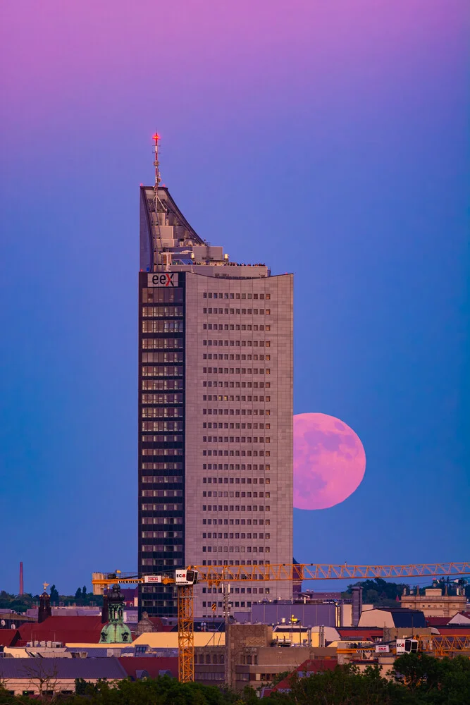 Uniriese und Vollmond, Deutschland – Fotokunst von Martin Wasilewski als Poster oder Acrylglasbild