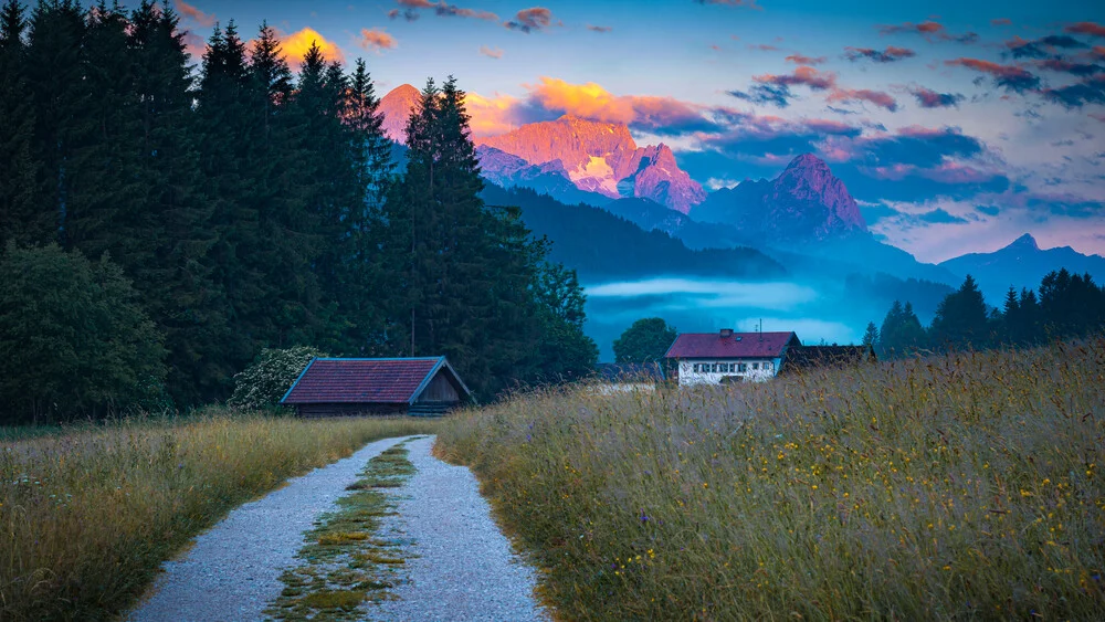 Fotokunst von Martin Wasilewski: ruhiger Sonnenaufgang über den Zugspitzen in Nebel gehüllt