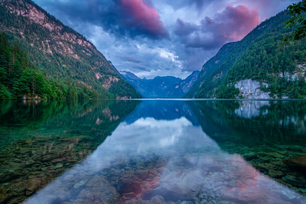 Abend am Königssee, Deutschland – Fotokunst von Martin Wasilewski als Poster oder Acrylglasbild