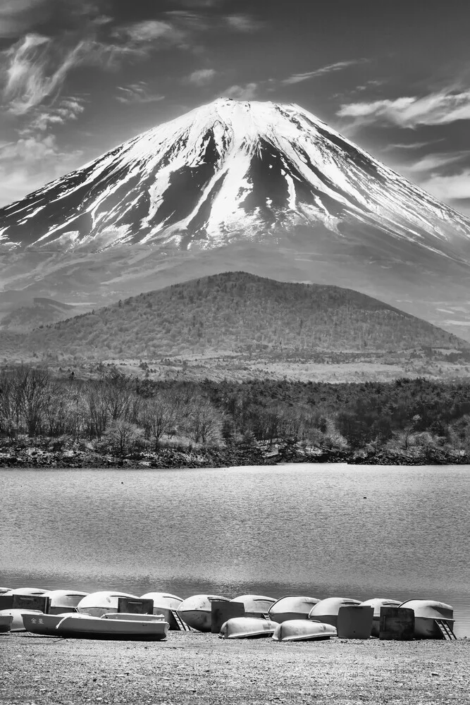 Melanie Viola, Lake Shoji with striking Mount Fuji in monochrome - Japan, Asia
