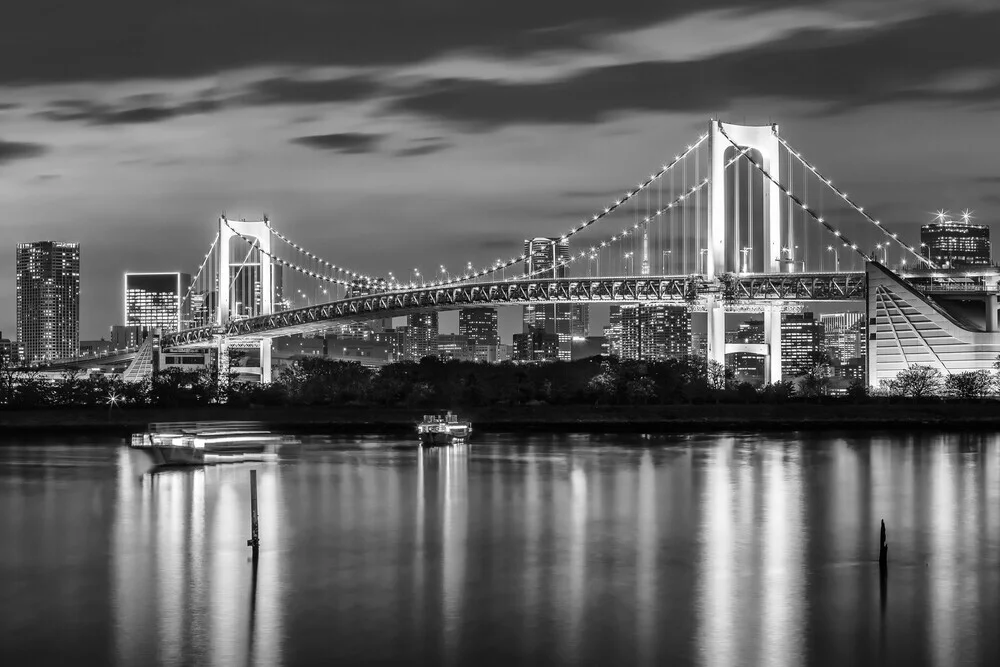 Fotokunst von Melanie Viola: Rainbow Bridge und Tokio Skyline bei Sonnenuntergang