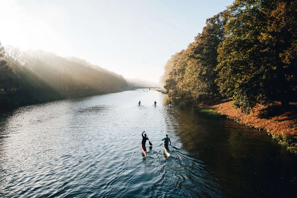Fotokunst von Johannes Hulsch: ruhige Flusslandschaft mit Kanufahrern in Leipzig