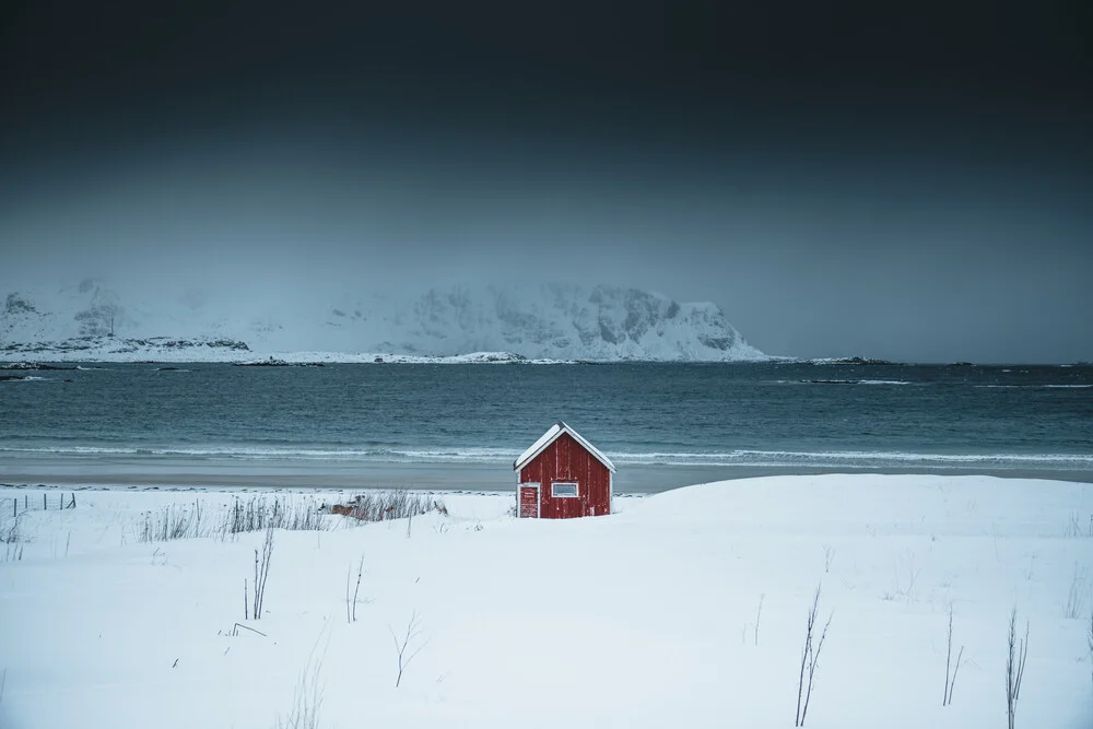 Johannes Hulsch, Rotes Haus an der schneebedeckten Küste von Ramberg in Norwegen - Norwegen, Europa