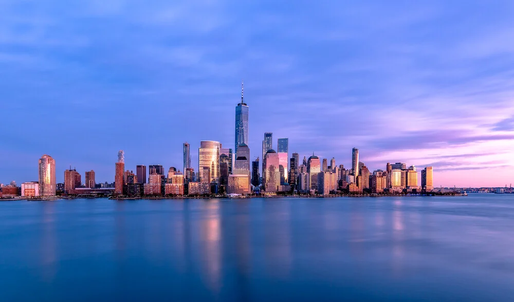Fotokunst von Achim Thomae: Sonnenuntergang über New York City am Hudson River