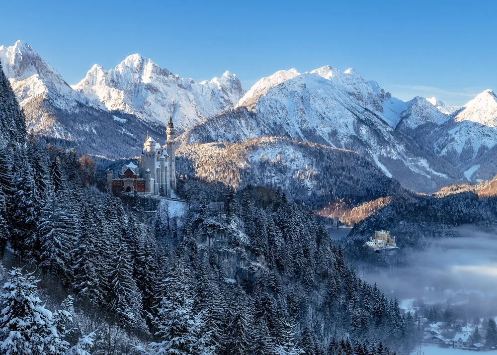 Fotokunst von Achim Thomae: Winterlandschaft mit Schloss im Morgennebel