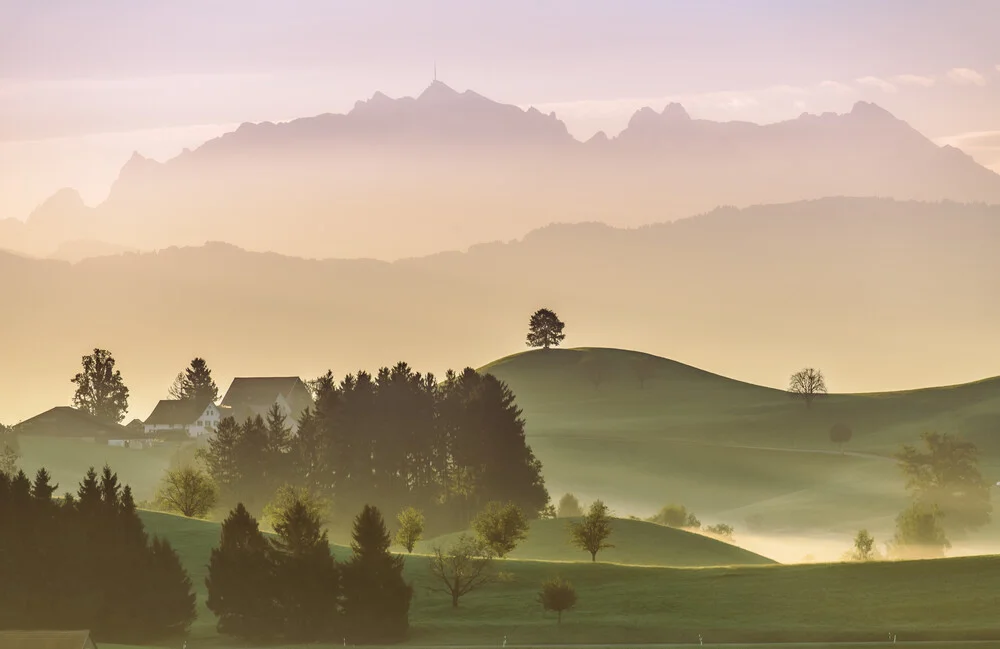 Fotokunst von Achim Thomae: sanftes Bergpanorama im Morgennebel