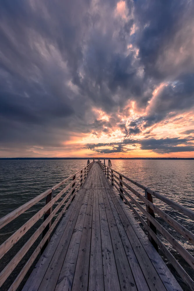 Sonnenuntergang über dem Ammersee mit sanften Wolken und ruhigem Wasser
