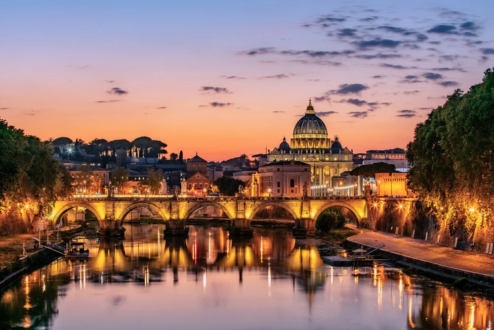Fotokunst von Achim Thomae: Sonnenuntergang über dem Petersdom in Rom