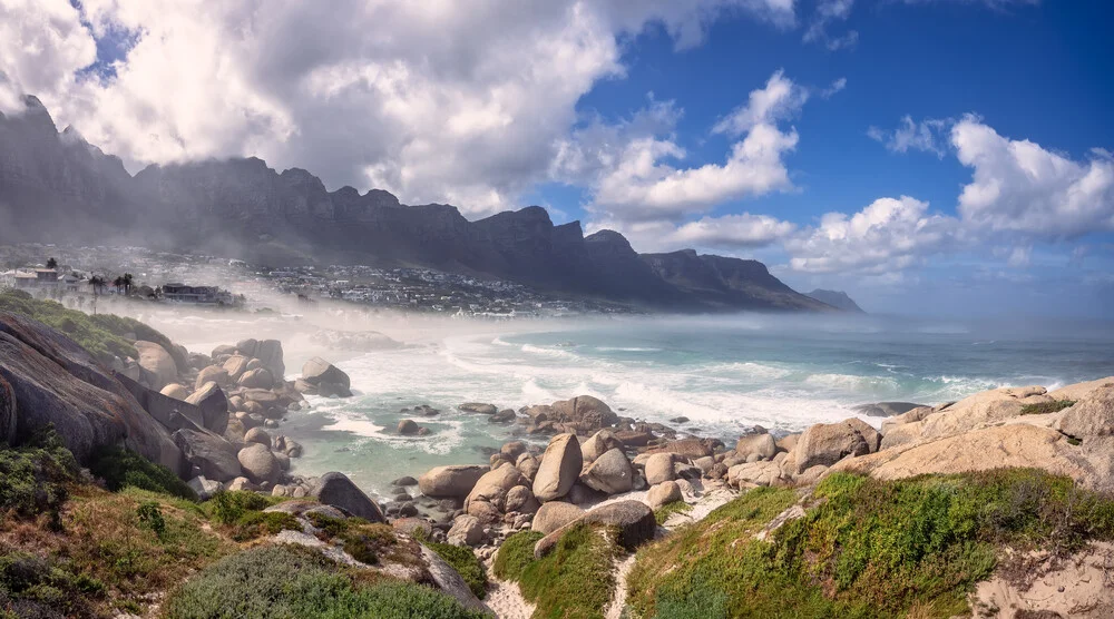 Fotokunst von Achim Thomae: Strandaufnahme in Camps Bay, Südafrika