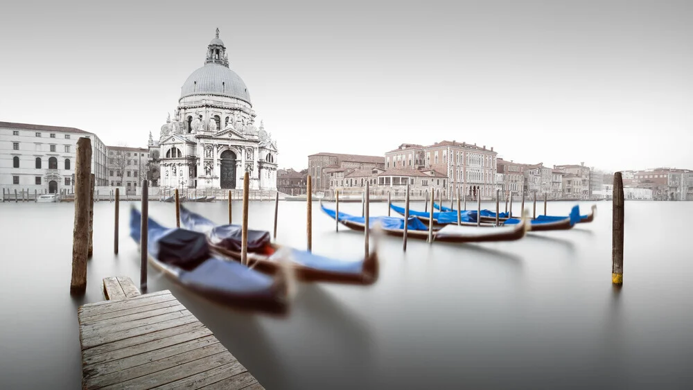 Fotokunst von Ronny Behnert: Santa Maria della Salute mit Gondeln auf dem Canal Grande