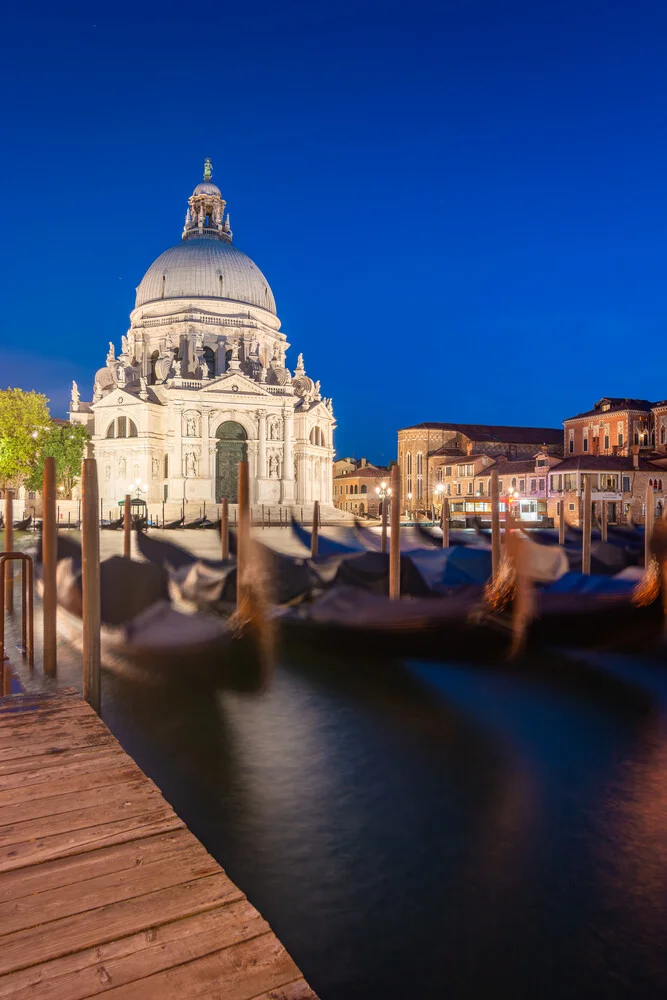 Fotokunst von Martin Wasilewski: Santa Maria della Salute in Venedig bei Abenddämmerung.