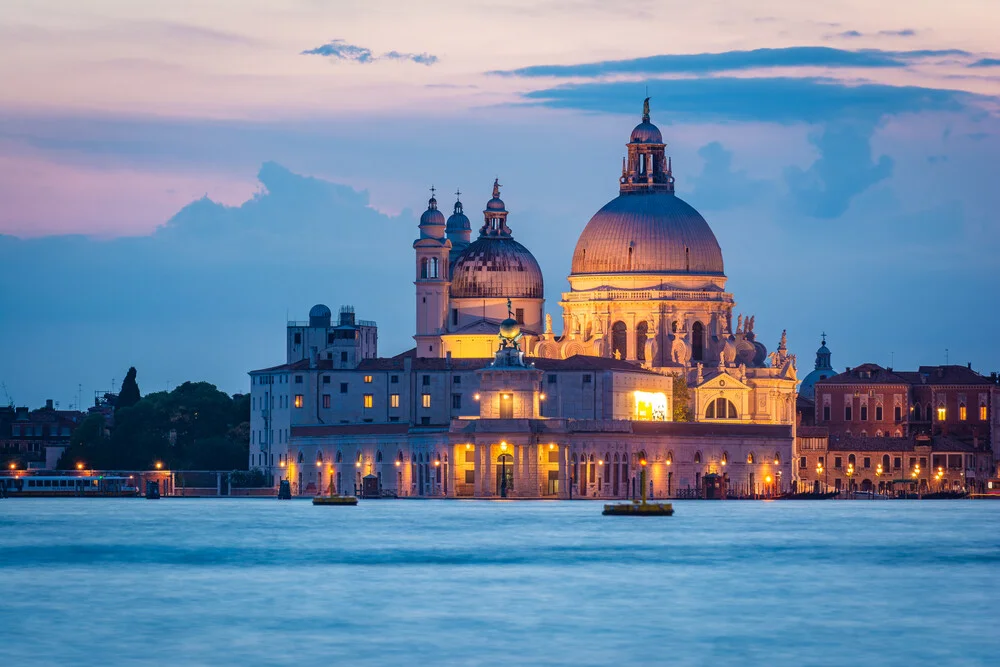 Fotokunst von Martin Wasilewski: Abenddämmerung über der Kirche in Venedig.