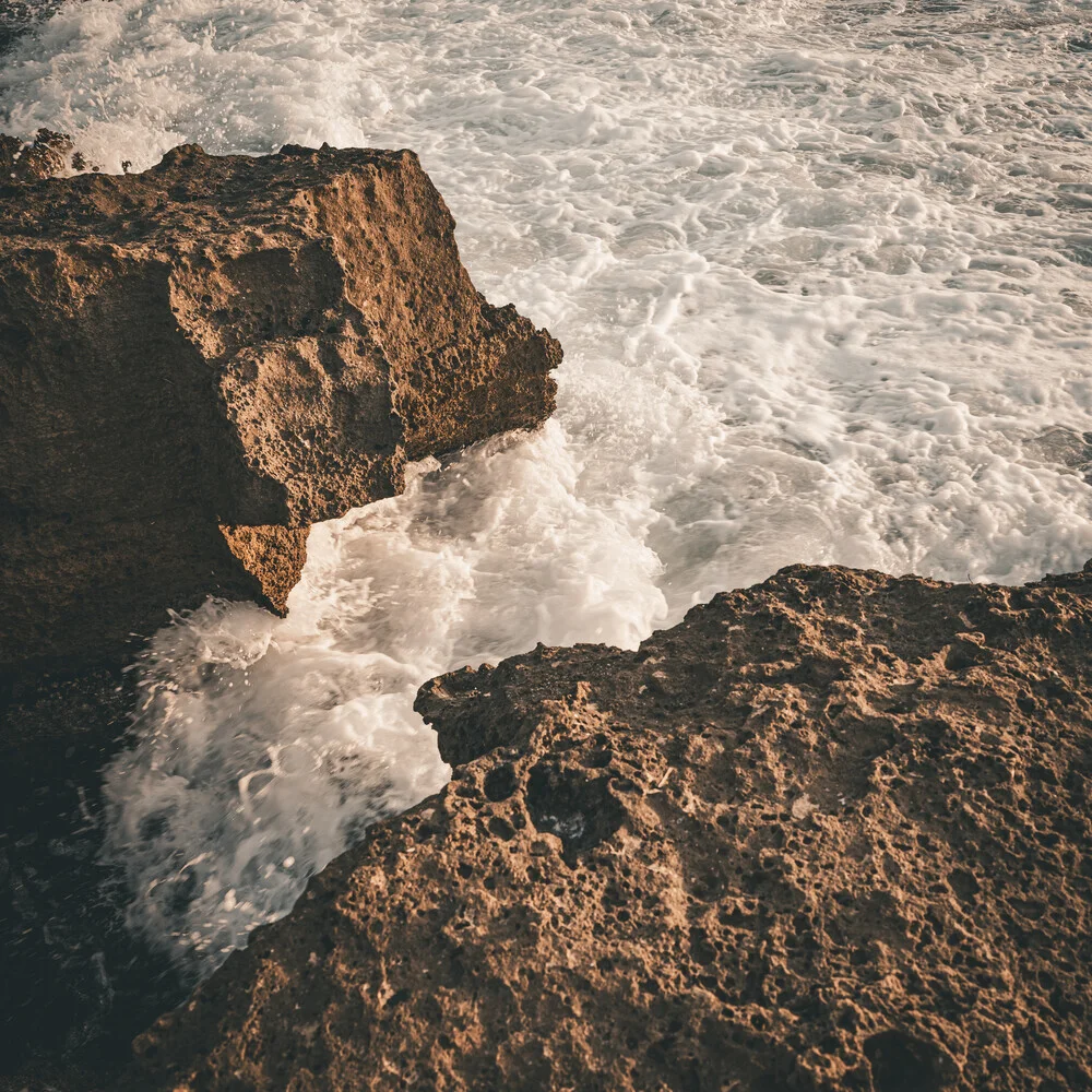 Fotokunst von Tal Paz-Fridman: rauhe Küstenlandschaft mit Wellen und Felsen