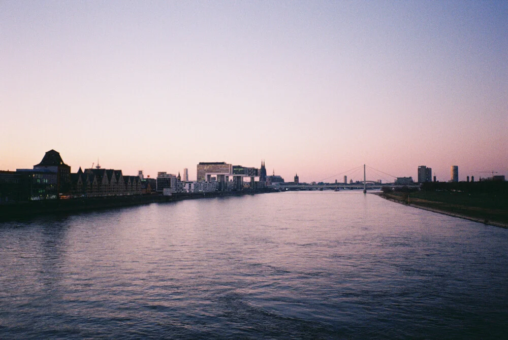 Fotokunst von Ben Hammer: Sonnenuntergang über dem Rhein in Köln