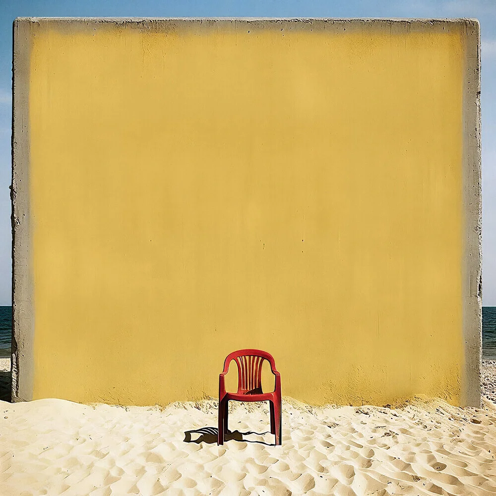 Fotokunst von David Foster Nass: minimalistischer Stuhl in surrealer Umgebung