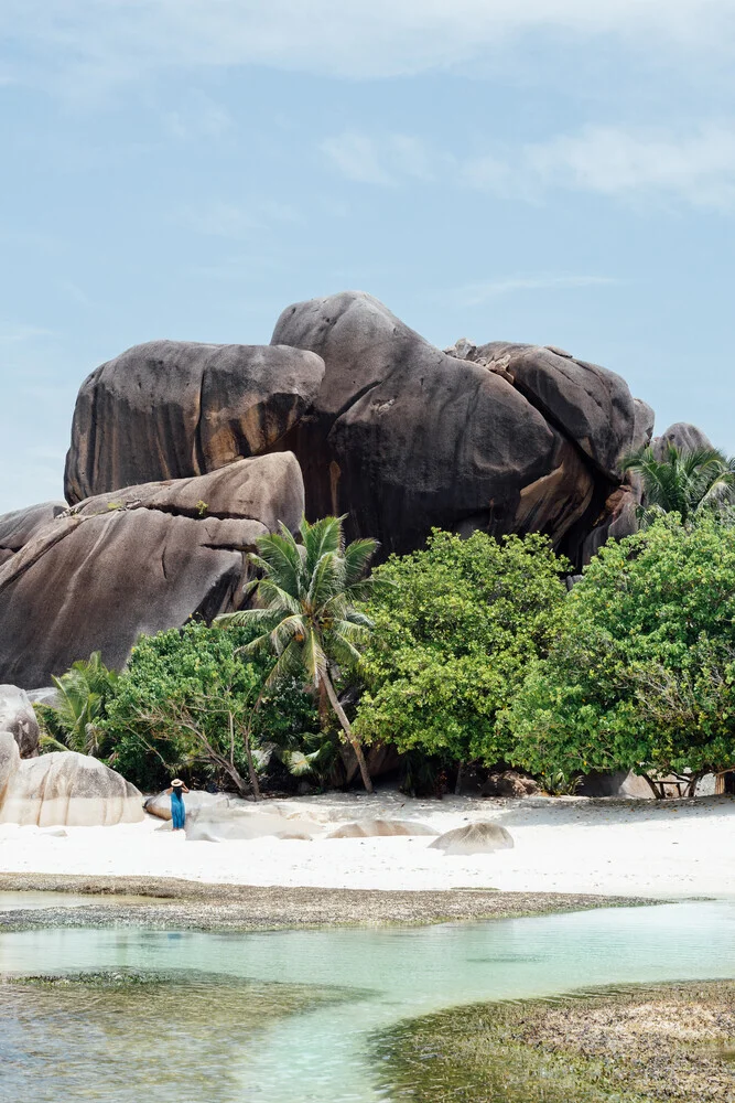 Fotokunst von Anke Dörschlen: ruhiger Strand mit Palmen unter blauem Himmel
