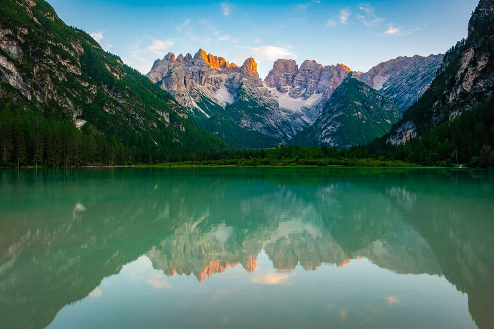 Wunderschöner Sonnenuntergang über dem Dürrensee und der Cristallo-Gruppe in den Dolomiten.
