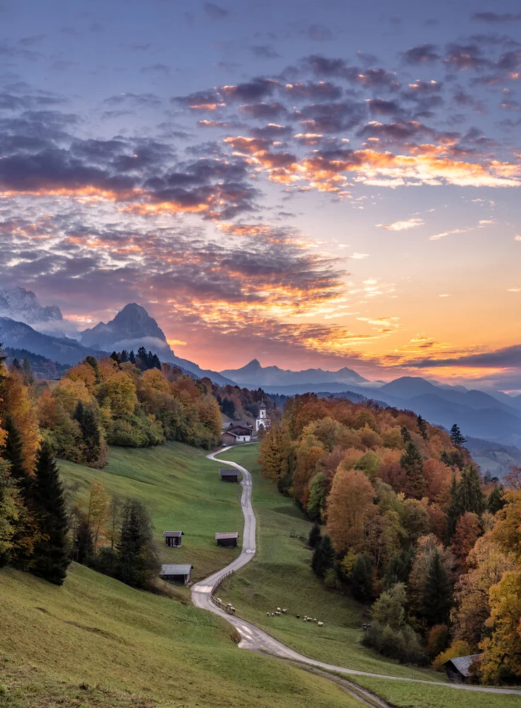 Sonnenuntergang über den Bayerischen Alpen mit sanften Farben und ruhiger Stimmung.