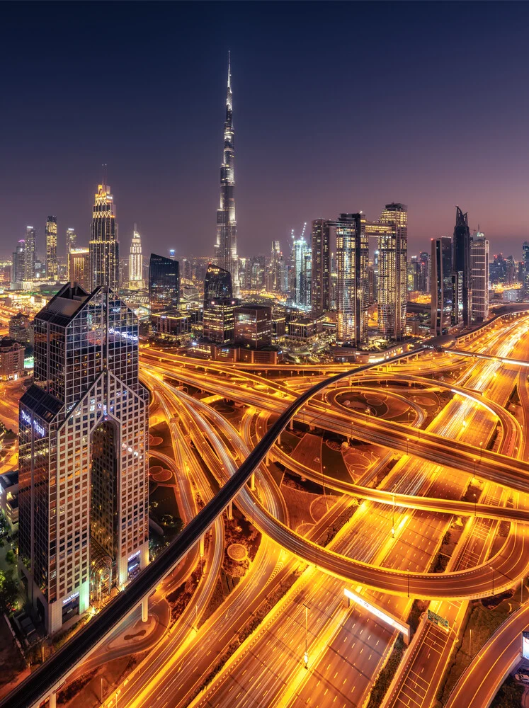 Fotokunst von Achim Thomae: beleuchtete Skyline von Dubai zur blauen Stunde