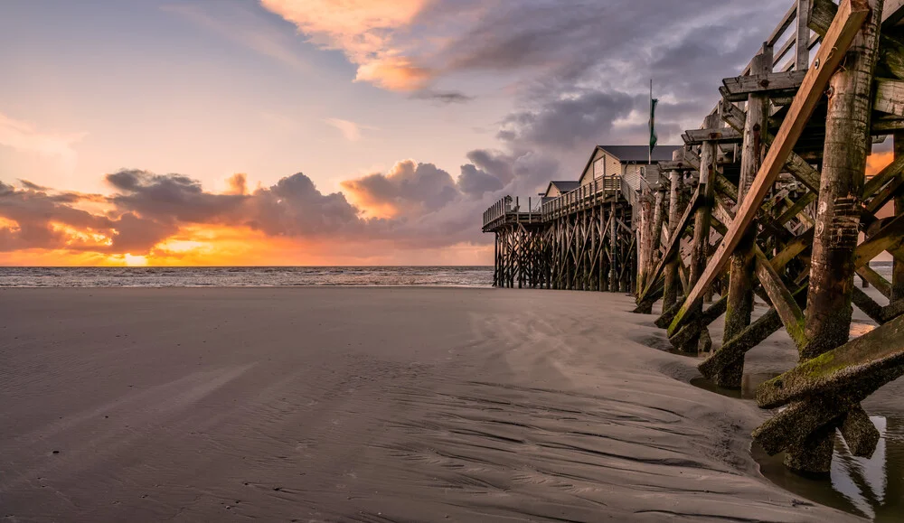 Fotokunst von Achim Thomae: Sonnenuntergang über dem Strand von Sankt Peter-Ording