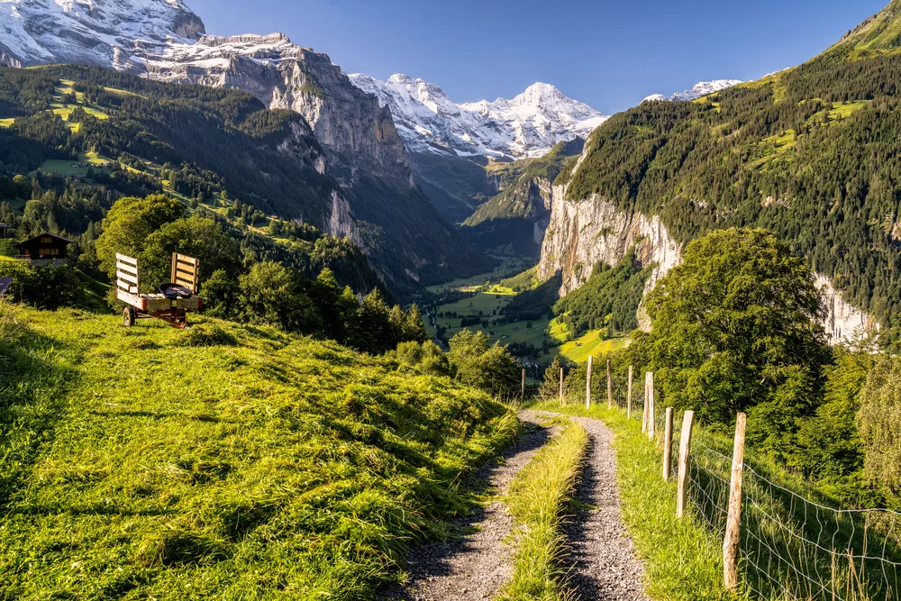 Panoramablick ins Lauterbrunnental in der Schweiz mit sanften Bergen und Wasserfall.