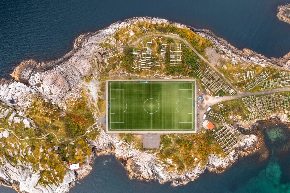 Luftaufnahme eines Fußballstadions umgeben von der Küste der Lofoten-Inseln in Norwegen