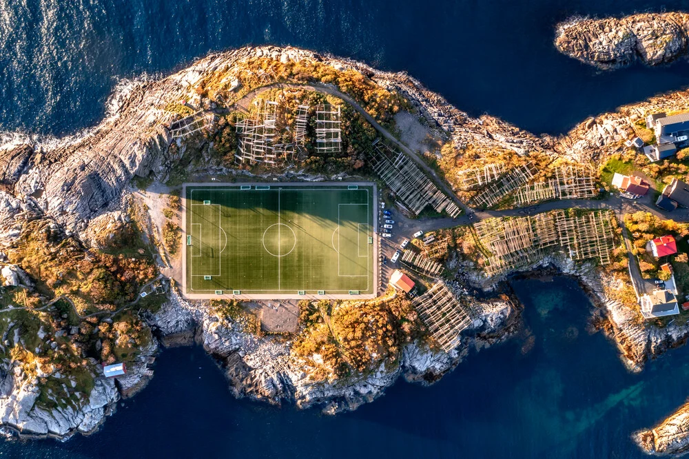 Luftaufnahme von Henningsvær auf den Lofoten: Küstenlandschaft im Herbst