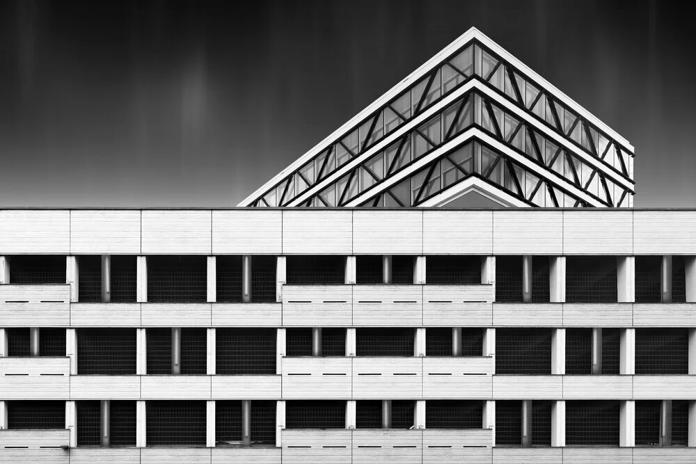 Fotokunst von Roswitha Schleicher-Schwarz: Büro und Garage in harmonischem Licht