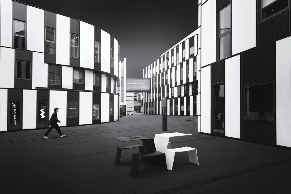 Fotokunst von Roswitha Schleicher-Schwarz: moderne Universität in Wien mit Menschen im Kontrast