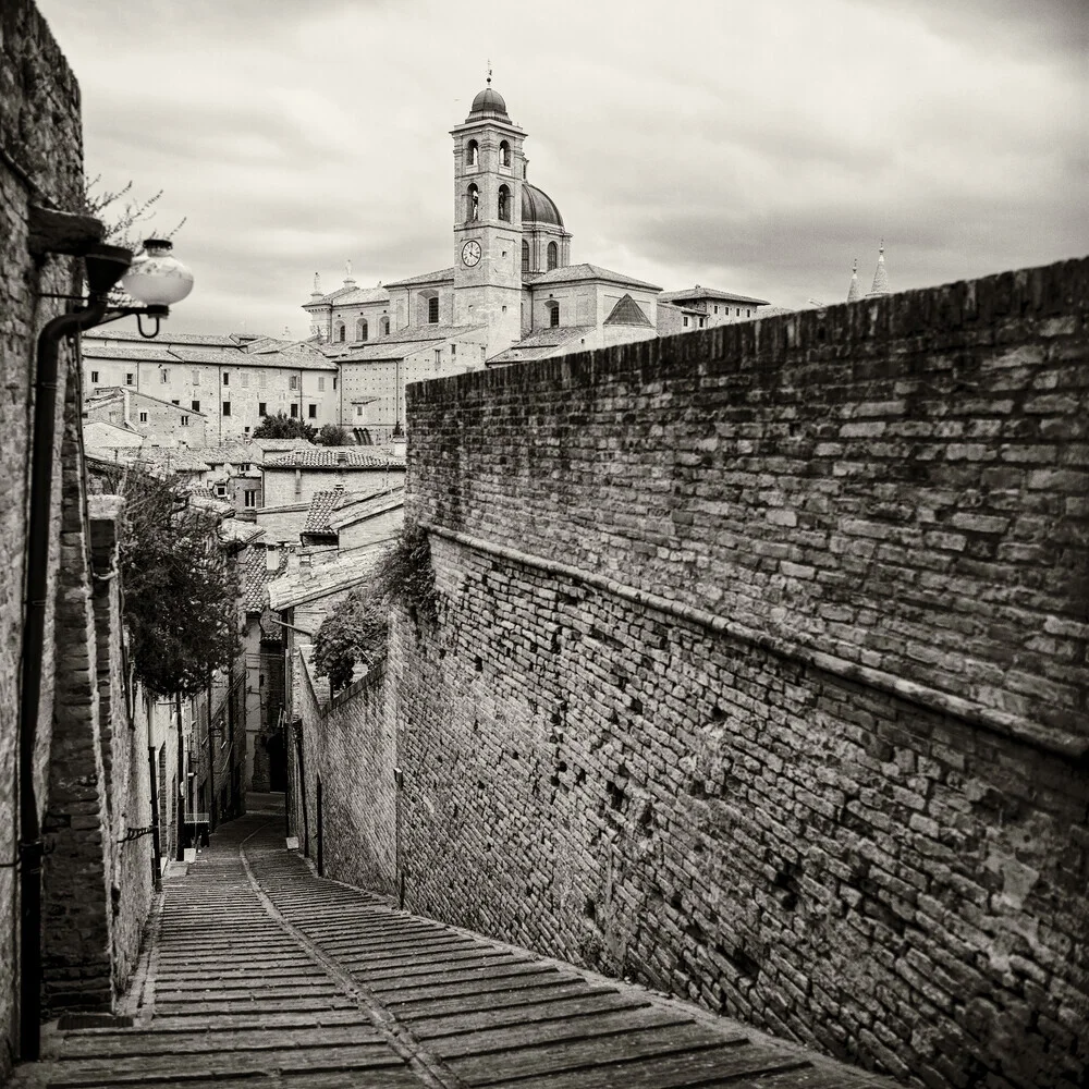 Fotokunst von J. Daniel Hunger: ruhige Gasse in Urbino, Umbrien, Italien